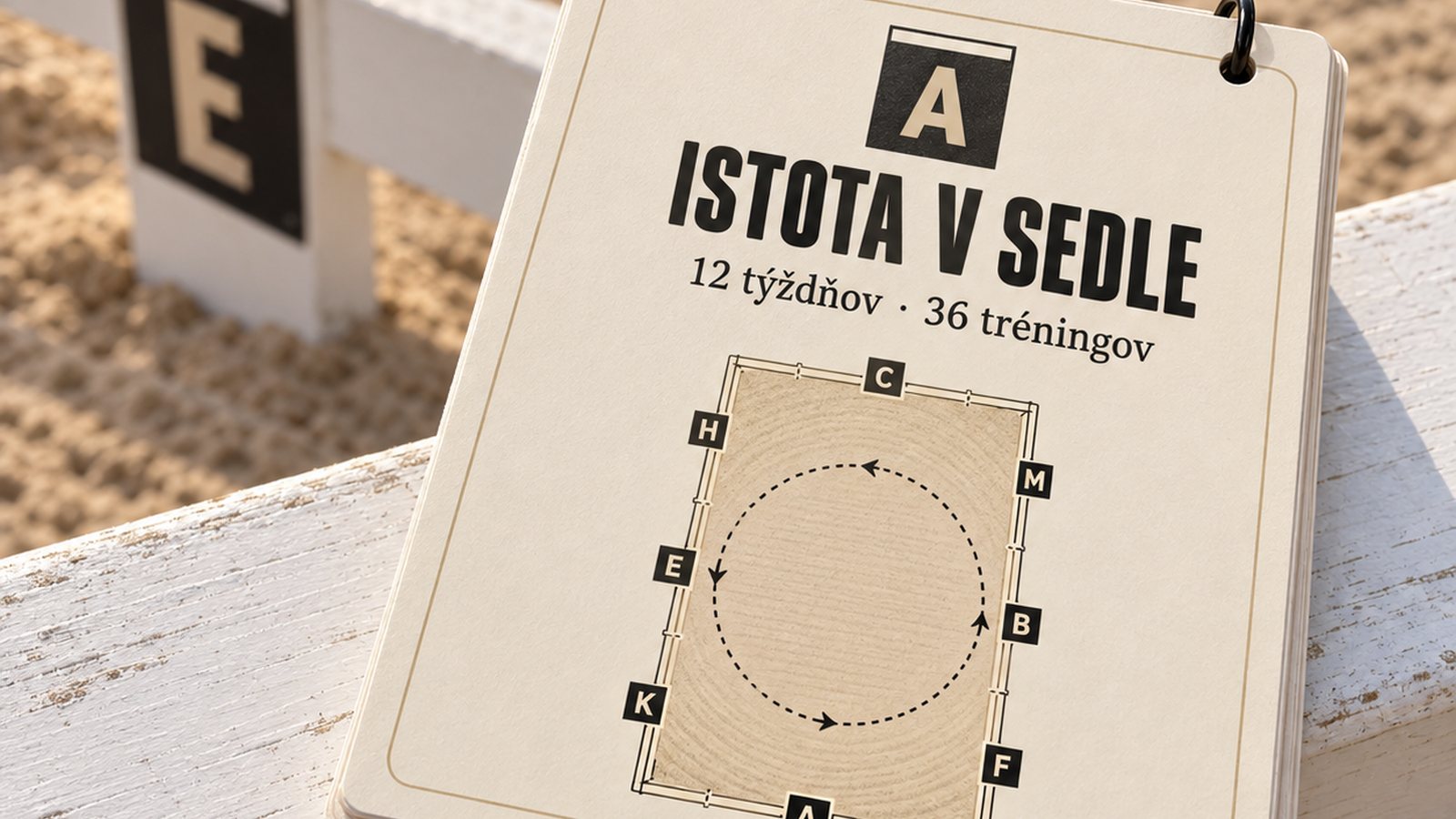 Tréningové karty Istota v sedle v krúžkovej väzbe, položené na ohrade jazdiarne